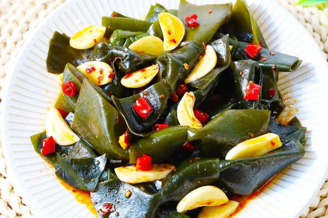 2.水烧开后,放入海带煮2-3分钟捞出,过凉水3.大蒜切片,小米椒切碎4.