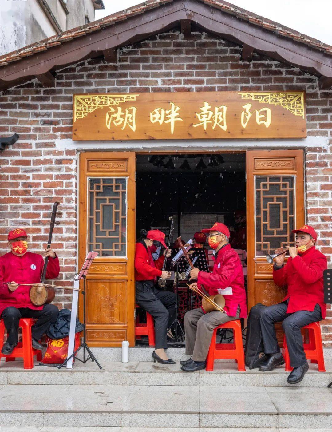莆仙传统灯笼的制作▲莆仙传统灯笼制作仿古的小摊上摆满食材焖豆腐