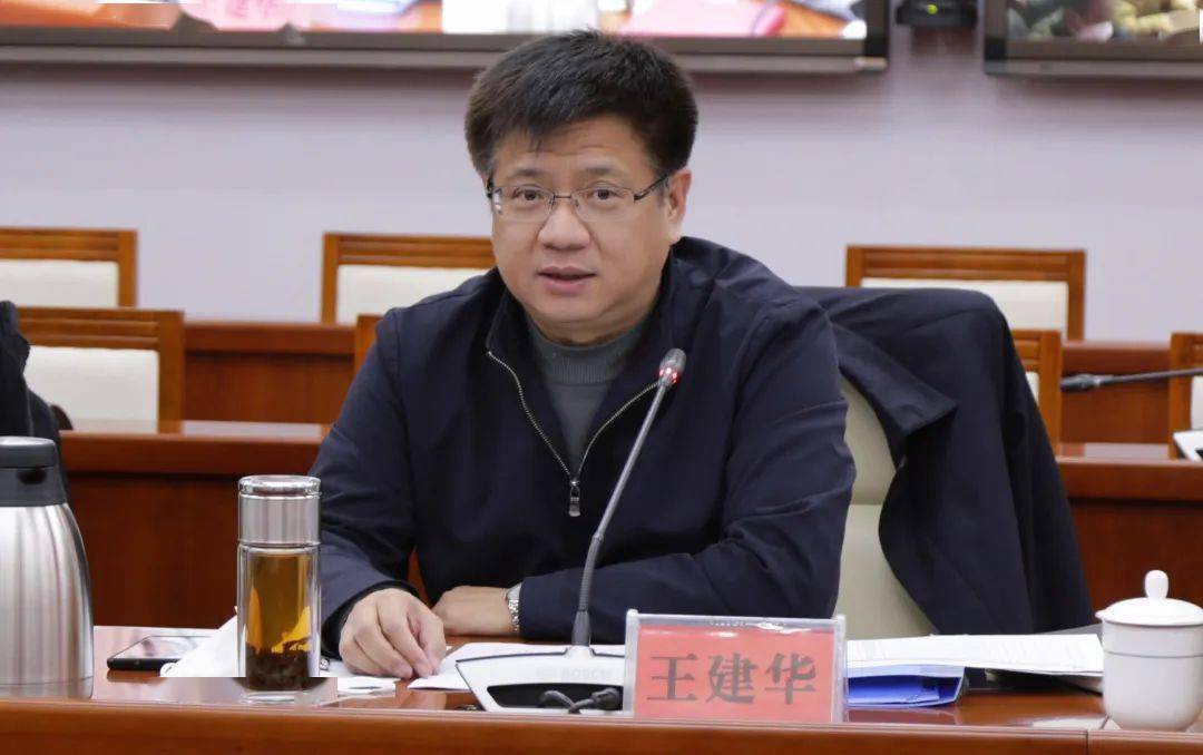 王建华同志在讲话中指出,选派机关企事业单位优秀干部到村担任第一