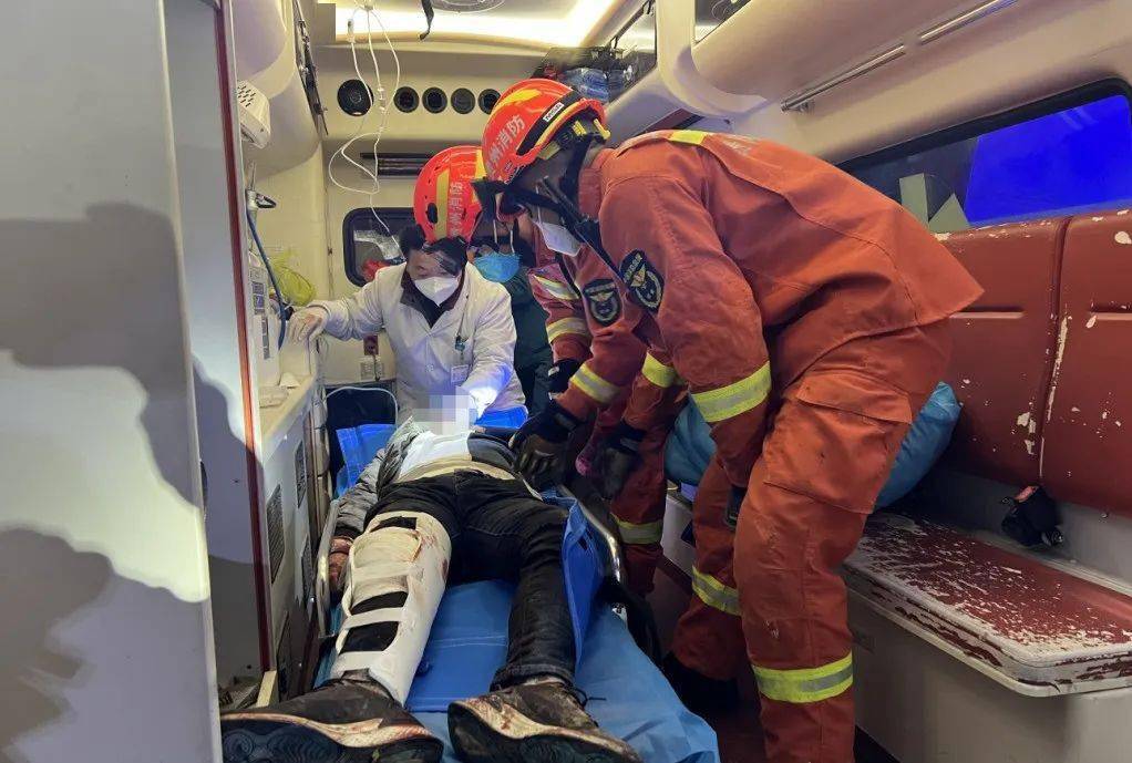 车祸未撤离,又遭二次撞击!男子坠落至30米高架桥底!_报警_车辆_救援