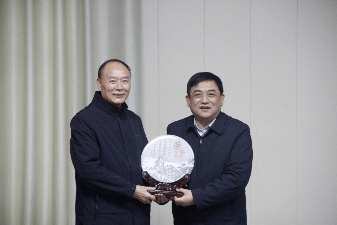 会上,县委书记赵明俊为荣退的6名县处级干部现场颁发了荣休纪念品.