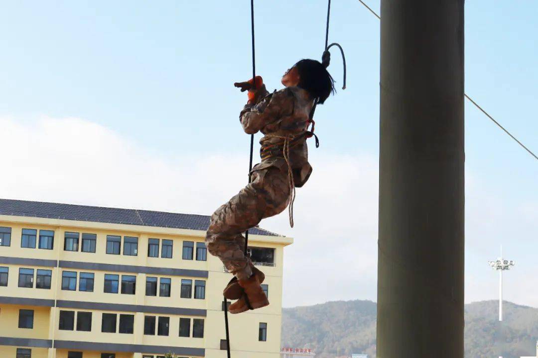 提前晋级中士,又获"四有"优秀军士,看特战女兵如何披荆斩棘_刘月_训练