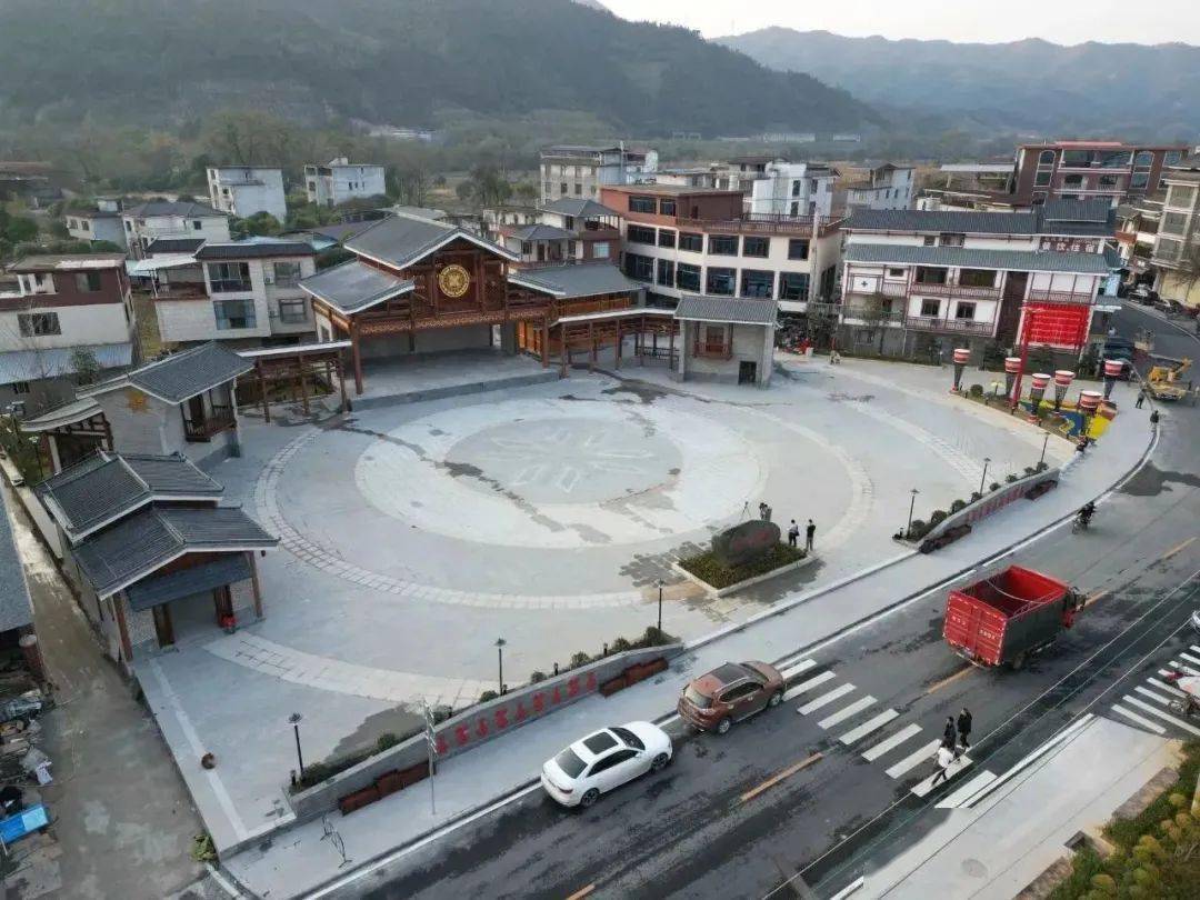 通过观看新型城镇化示范乡建设展示板及听取乡党委书记苏艳华工作汇报