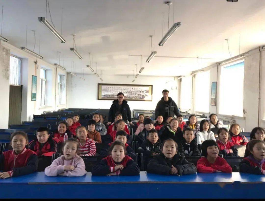 安达市任民镇中心小学两位特岗教师李平和张雨共同创办了"村里的孩儿"