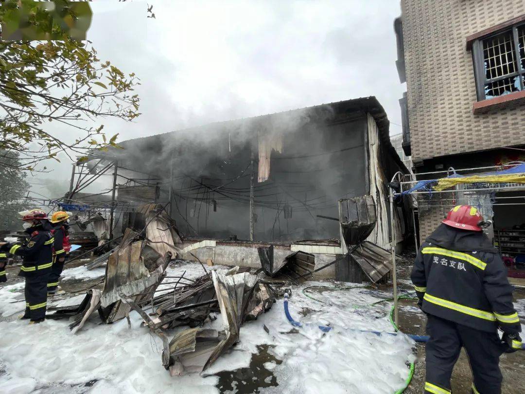 电白一仓库发生火灾,现场浓烟滚滚,16辆消防车救援_进行_茂名市_电城
