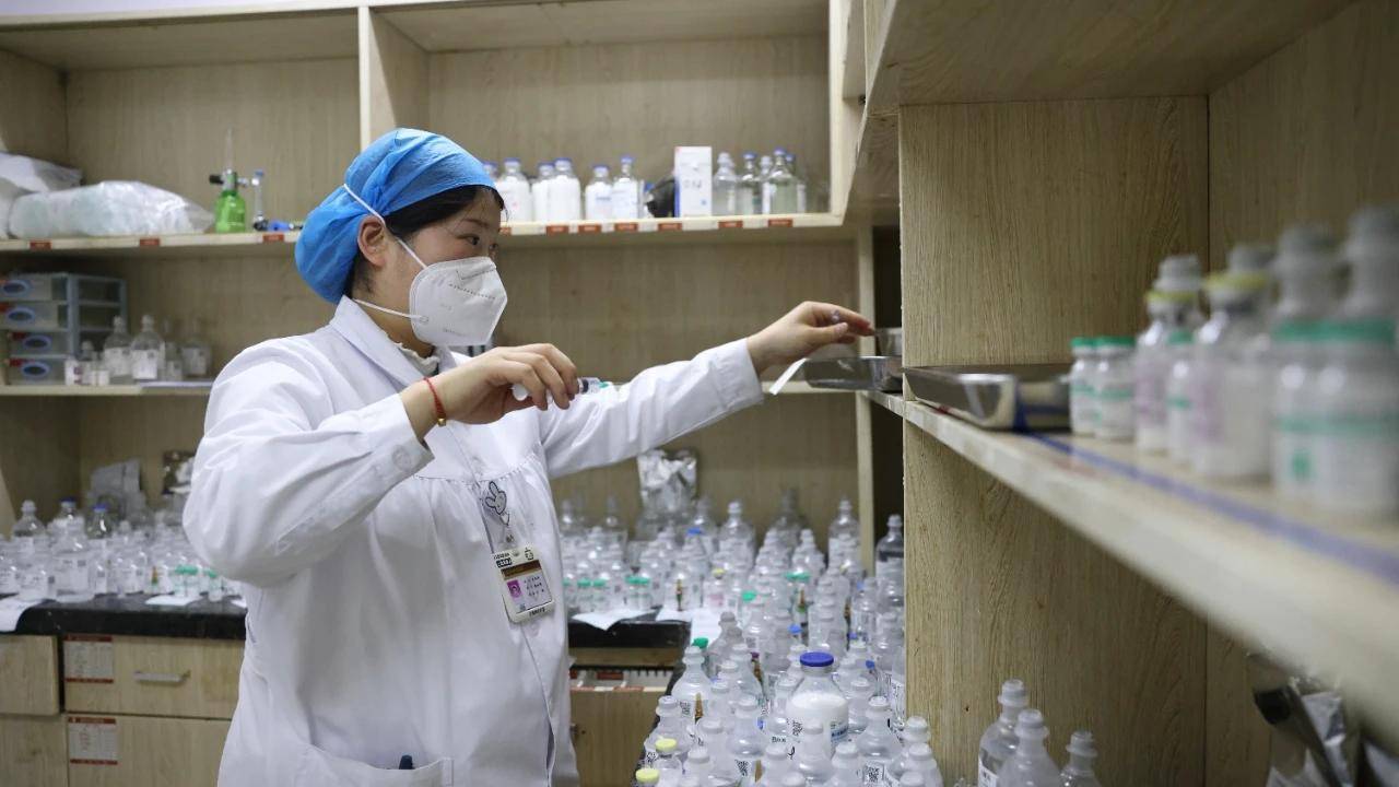 怀孕38周的护士翟琳琳，只见她一会挺着大肚子在治疗室配药，一会又健步