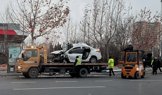 一轿车严重报废_道路_滨州_影响
