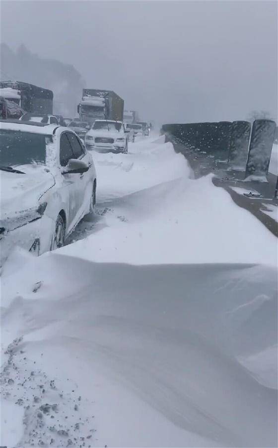 沪陕高速秦岭段暴雪致堵车，有司机被困25小时，交警：经疏导已经恢复通行