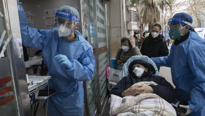 直击瑞金医院急诊抢救室:我们已经是满负荷救治_病人_患者_救护车