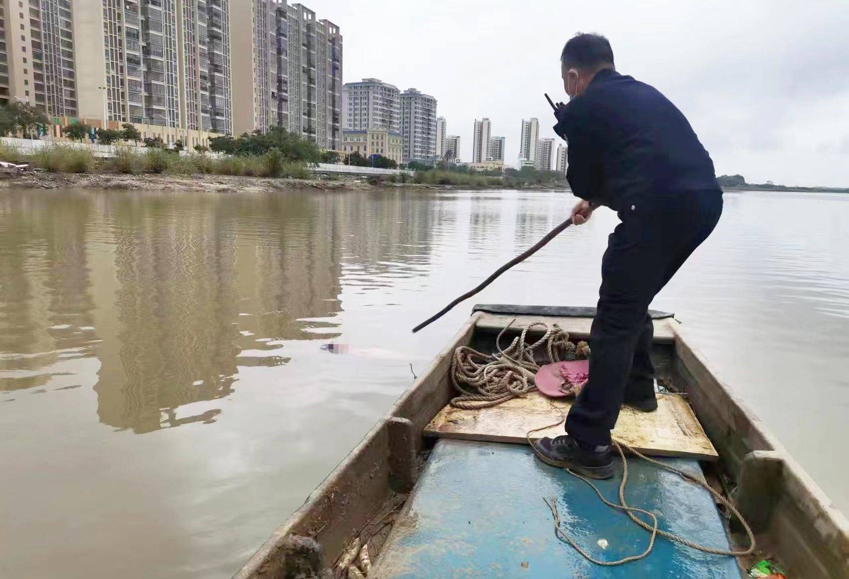 男子酒后跳桥轻生，珠海老民警紧急救人 袁景忠 警方 金湾区