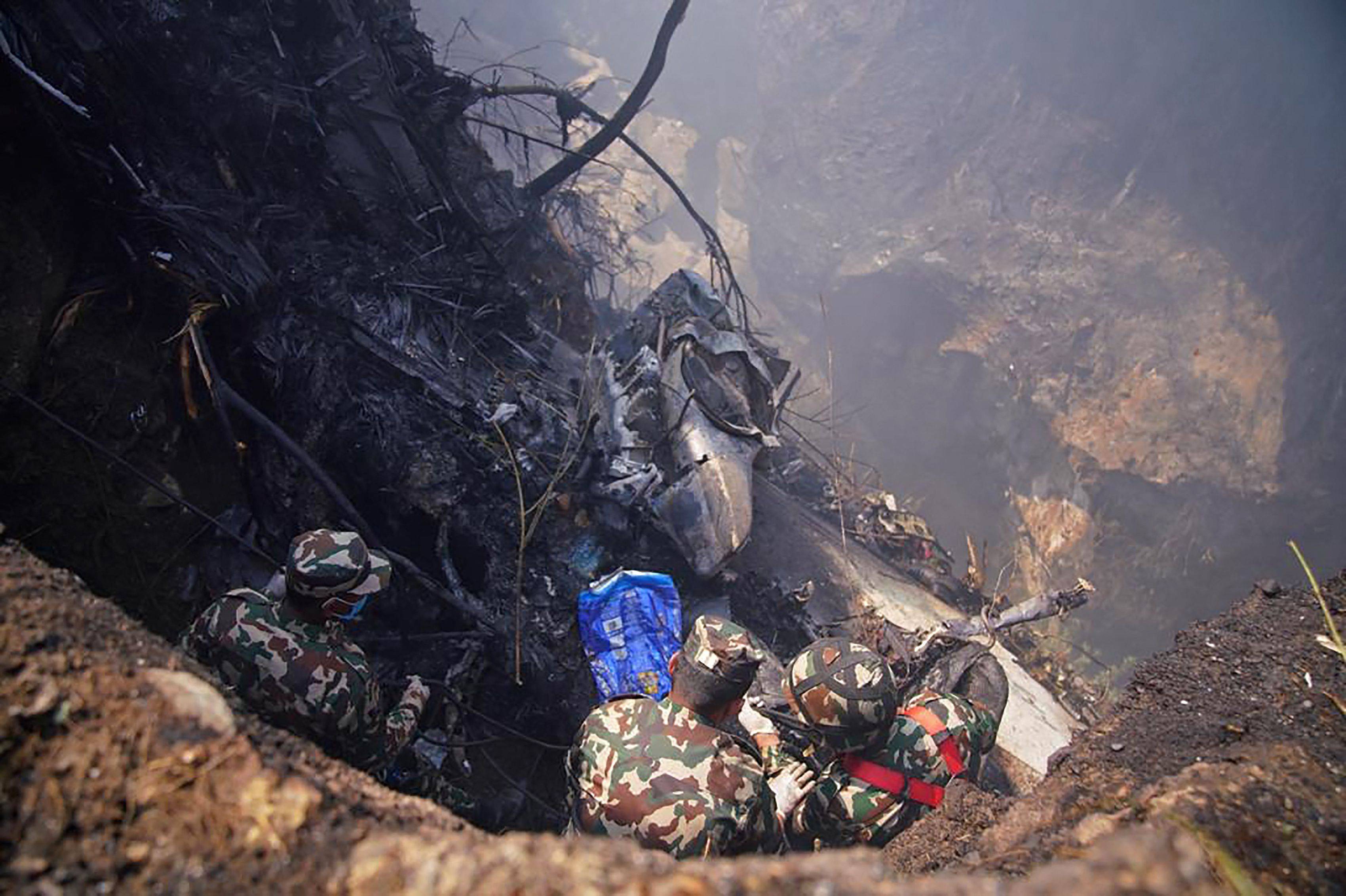尼泊尔搭载72人的客机坠毁,已发现幸存者