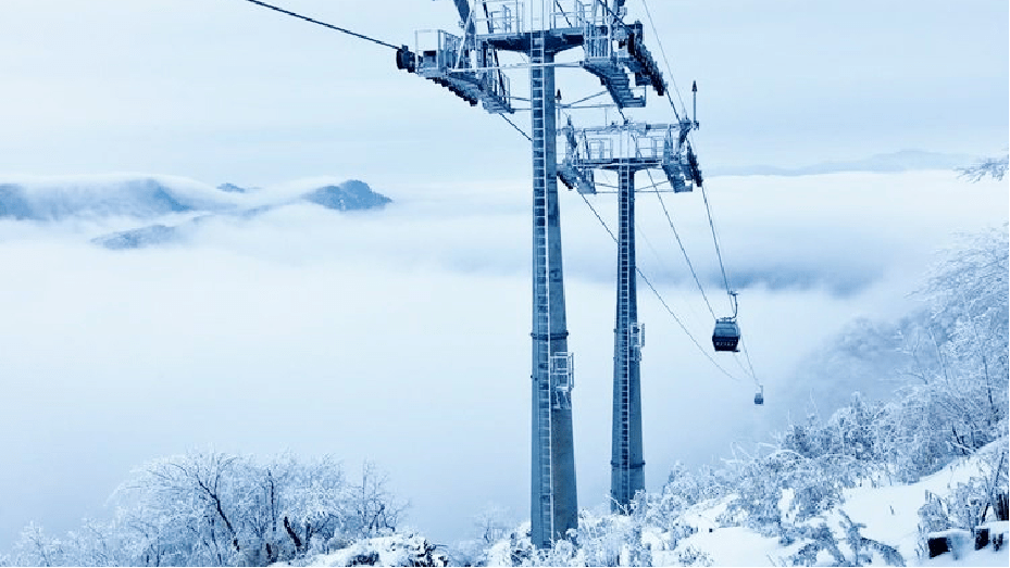 香炉山索道天然画廊贾郭山↓↓就可欣赏到南国冰雪盛景在光雾山旅游区