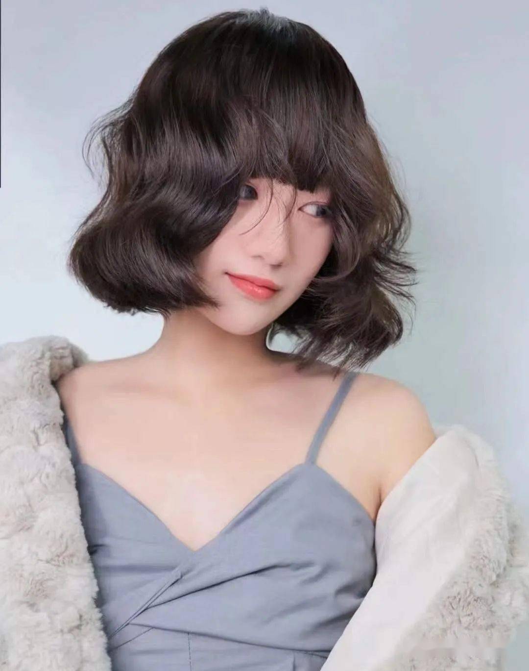 烫过的短发也很美厚刘海的设计一改常态反而有一种特殊的可爱美搭配