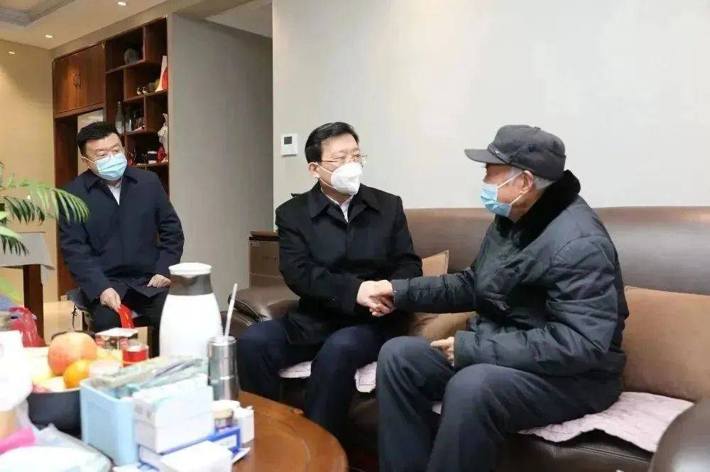 县委书记丁广州先后来到老干部胡传习,任泽华,罗德民家中走访慰问,每