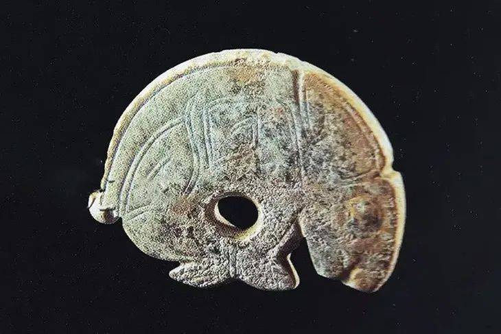 在那个视觉符号里,有三只循环追逐的兔子,它们共用三