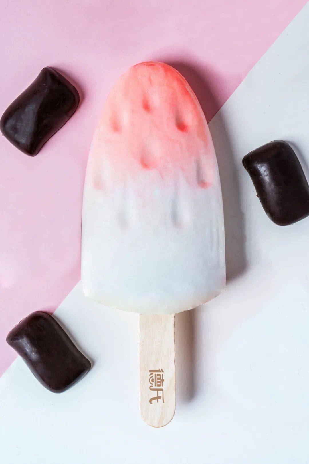 巧克力味脆皮与草莓的多重碰撞满足你对节日的所有想象给味蕾带来难以