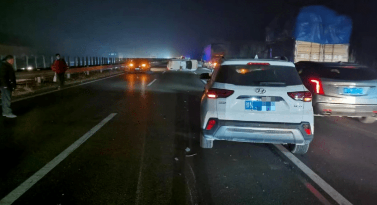 惊险!河北高速上三车相撞,造成事故的原因竟然是……_白色_小轿车_牌照