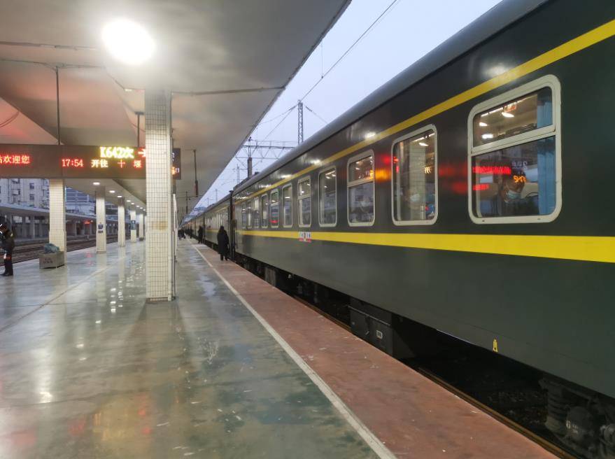 直击春运返湘丨绿皮火车上的旅客:一年打拼的苦,回家