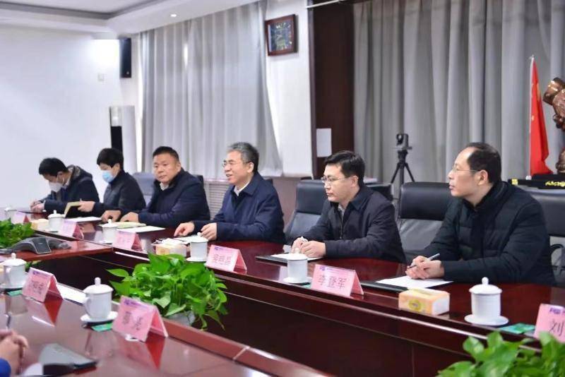 1月17日上午,汶上县委书记高永干一行到新风光电子,华准机械走访慰问