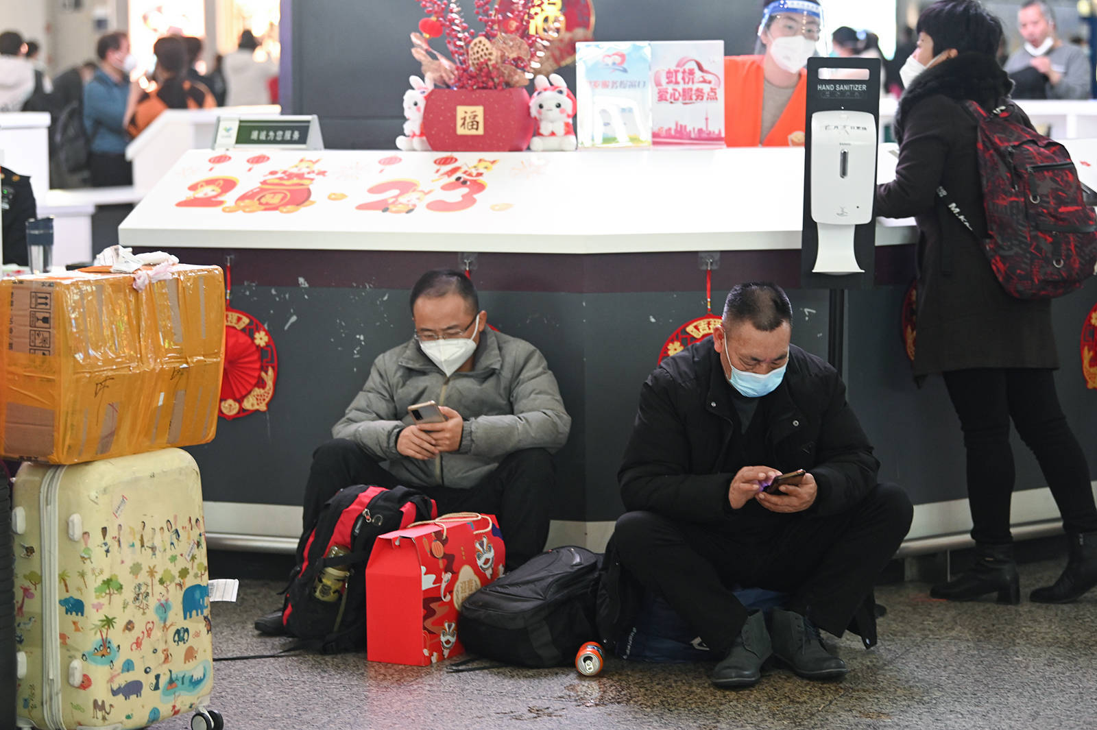 2023年1月13日,虹桥火车站候车厅内一位没戴口罩的女孩.