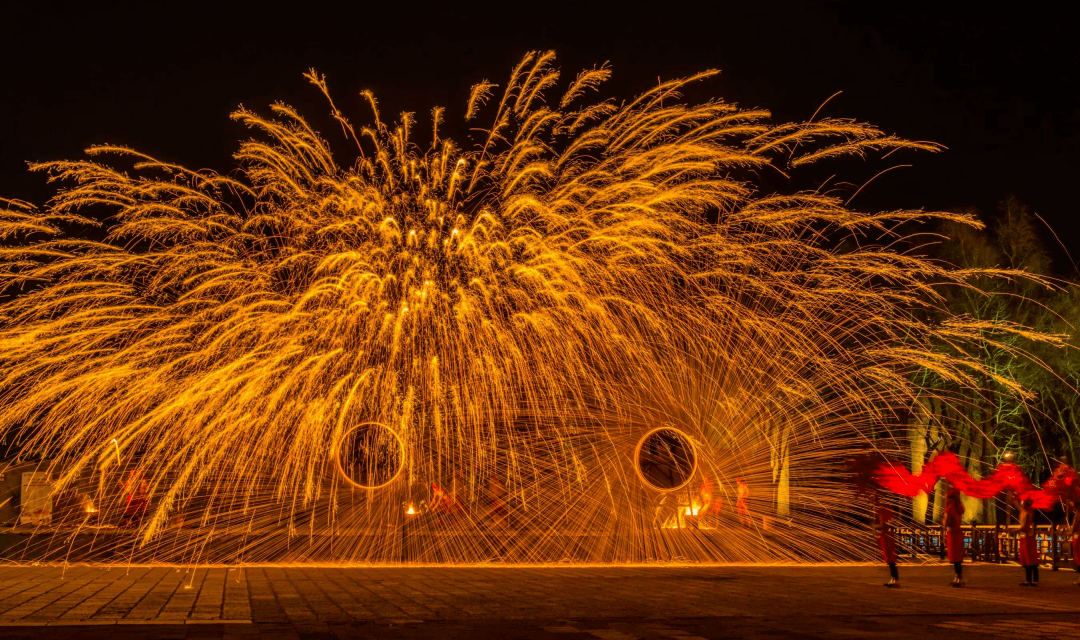在正月初一至正月初七的根宫夜宴里,一挥一打,漫天繁星在夜幕中绽放