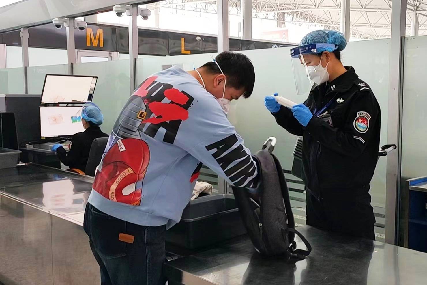 发现腹部报警且有异常,经检查,在旅客腹部检查出打火机一个