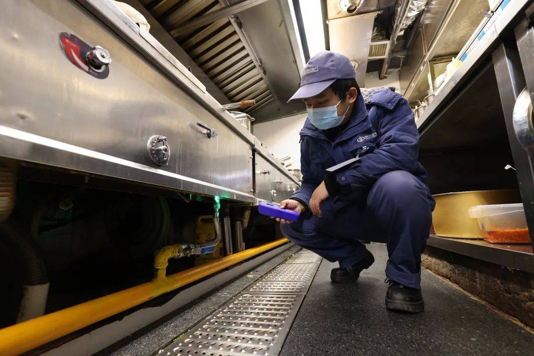 春节期间,贵州燃气安全巡检人员每日沿街巡检,全面排查安全隐患;场站