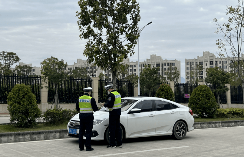 肉菜市场路段,交警大队采取教育为主,处罚为辅的方式,对路边非停车位