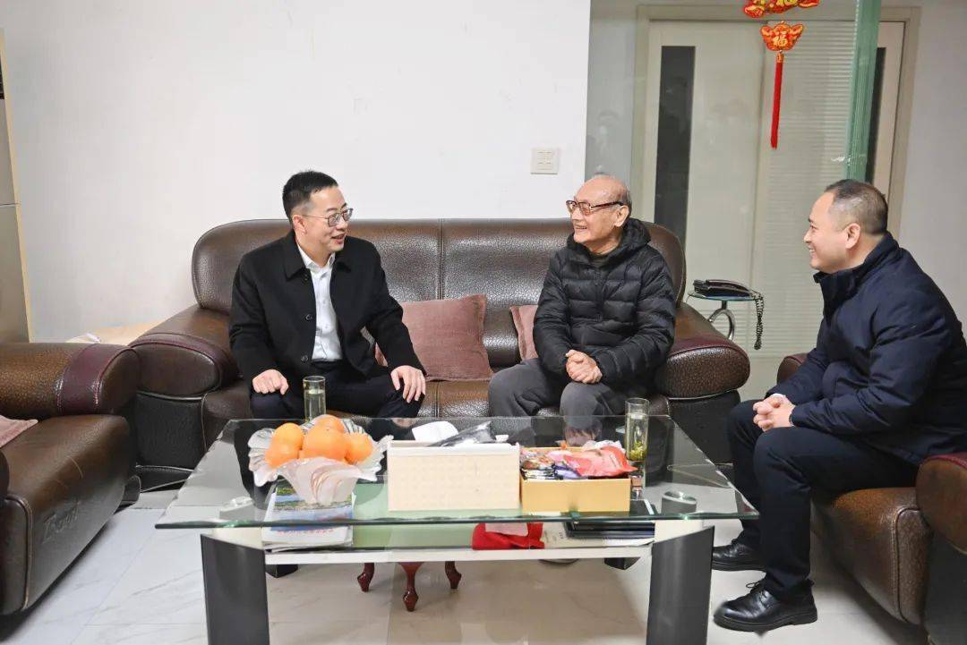 1月15日上午,市领导李坚,邵建乐等看望慰问了李孟光,张女珍,叶世林