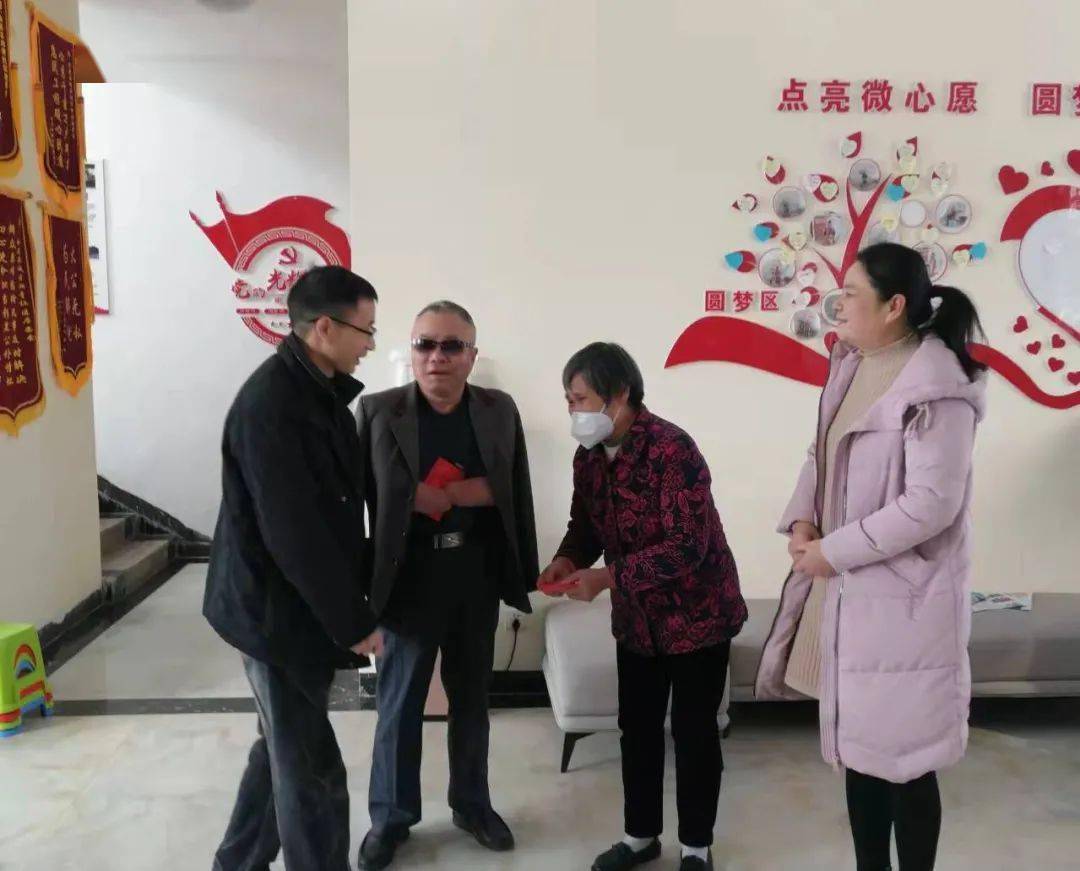 日上午,局领导张常春代表局党组在结对湘青社区走访慰问,局领导周曲涛