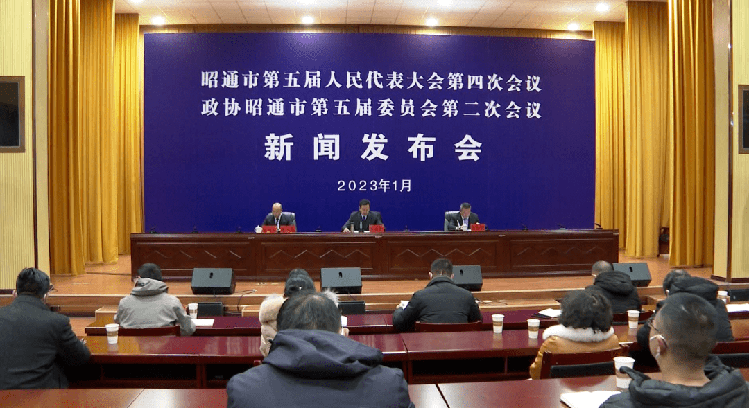 市人大常委会秘书长童世新,市政协秘书长陈祥彬分别就会议相关情况作
