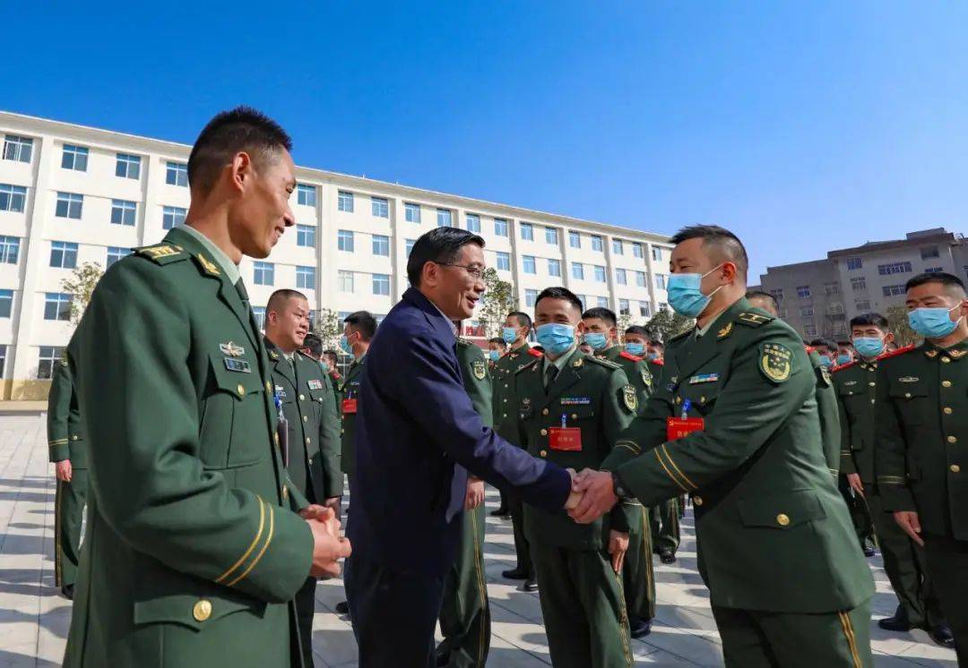 来到武警昭通支队和军分区,杨承新充分肯定了广大官兵在维护社会稳定