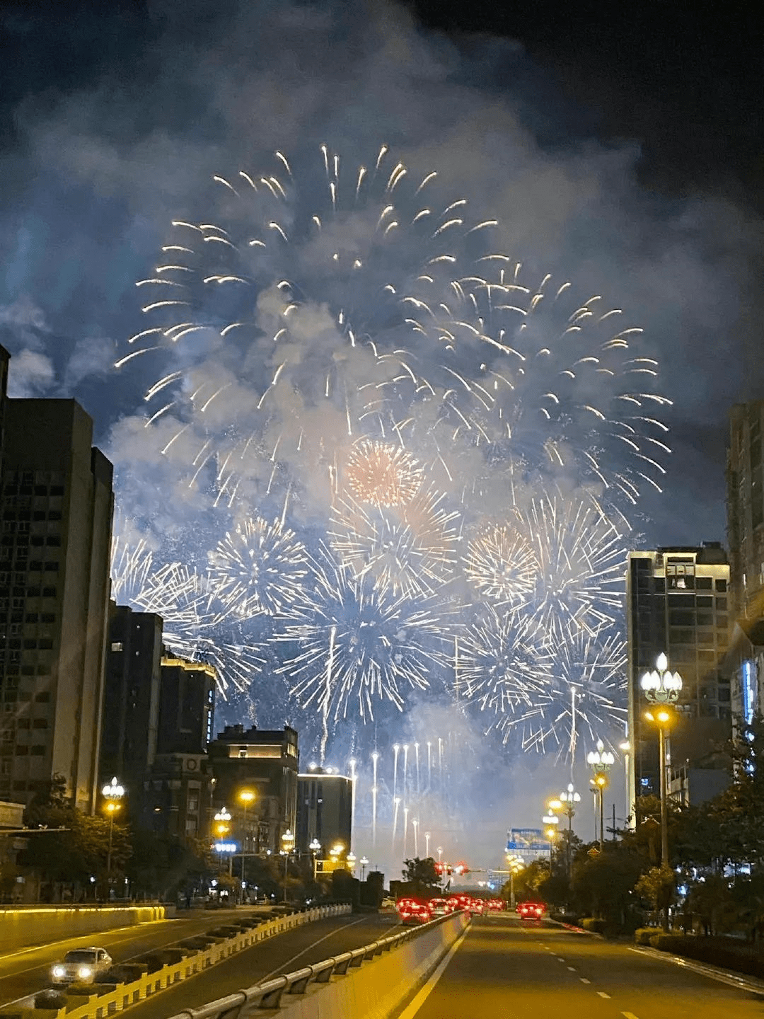 背景图 |新年烟花朋友圈背景图!