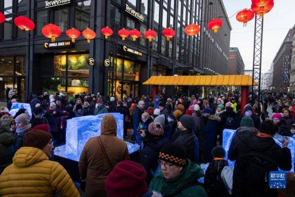 赏冰雕舞龙狮 芬兰多彩活动迎中国新年