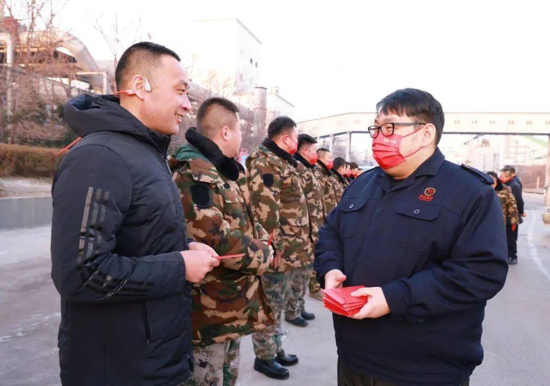 副总裁张锡尧除夕慰问一线荣程家人_集团_坚守_生产
