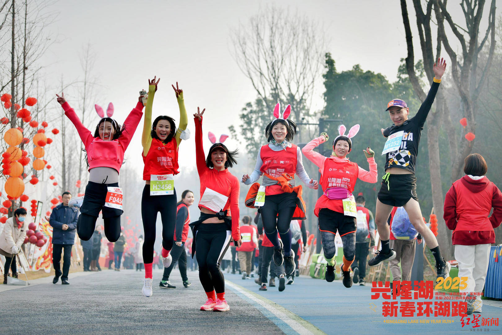 与冠军同业，奔向新的一年！大岁首年月一，首届兴隆湖新春环湖跑鸣枪起跑