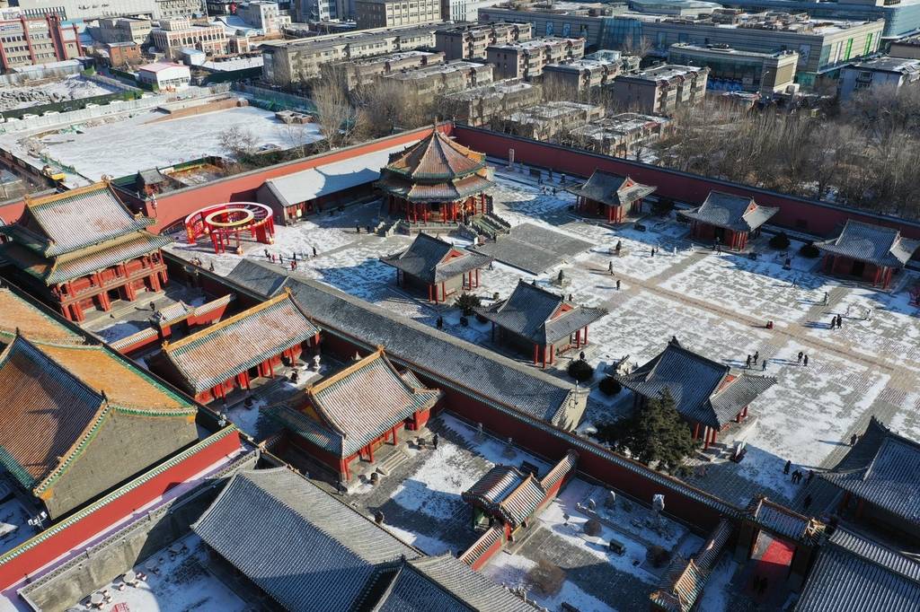 航拍雪后沈阳故宫美如画