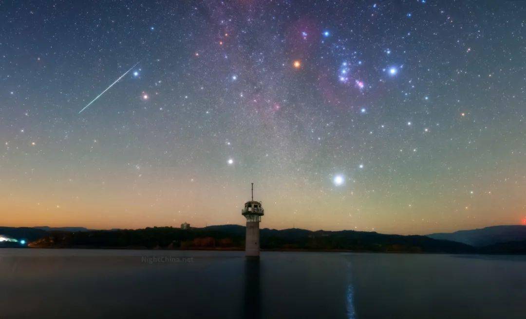 凌晨,一颗猎户座流星从双子座旁边划过.