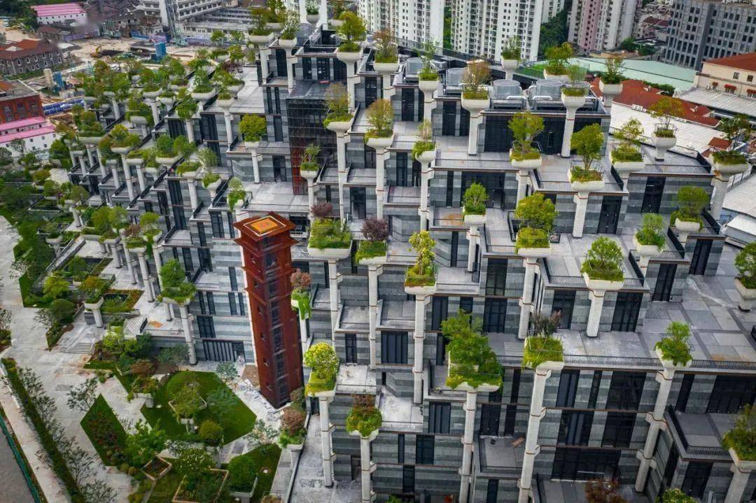 营造"悬浮森林","空中花园"的效果,每层退台上往往会设计空中立体绿化