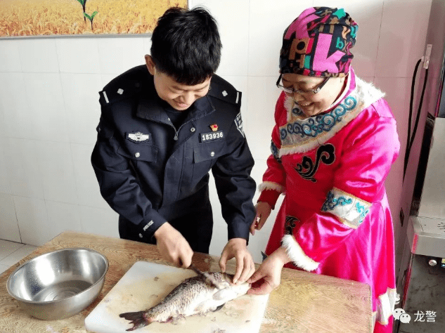 迎着第一缕阳光，乌苏镇疆域派出所民警和曹大爷用一道出格的“塔拉卡”同庆新年