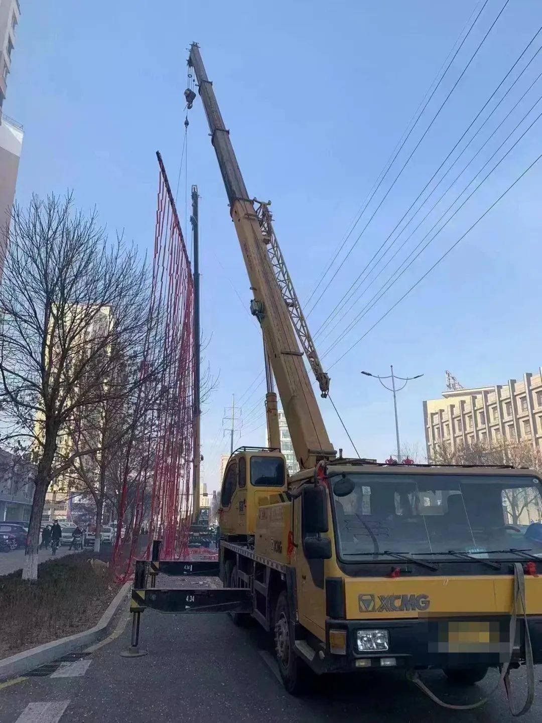 【城事】放鞭炮用吊车,烟花霸占机动车道,朝阳多人被警方处罚.