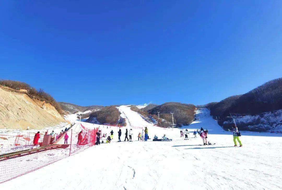 龙井海兰江滑雪场推荐理由:海兰江滑雪场拥有初,中级雪道,山林雪道,不