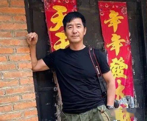 陈小春和应采儿刚结婚时就曾一起回老家,两个人打扮的都非常生活化.