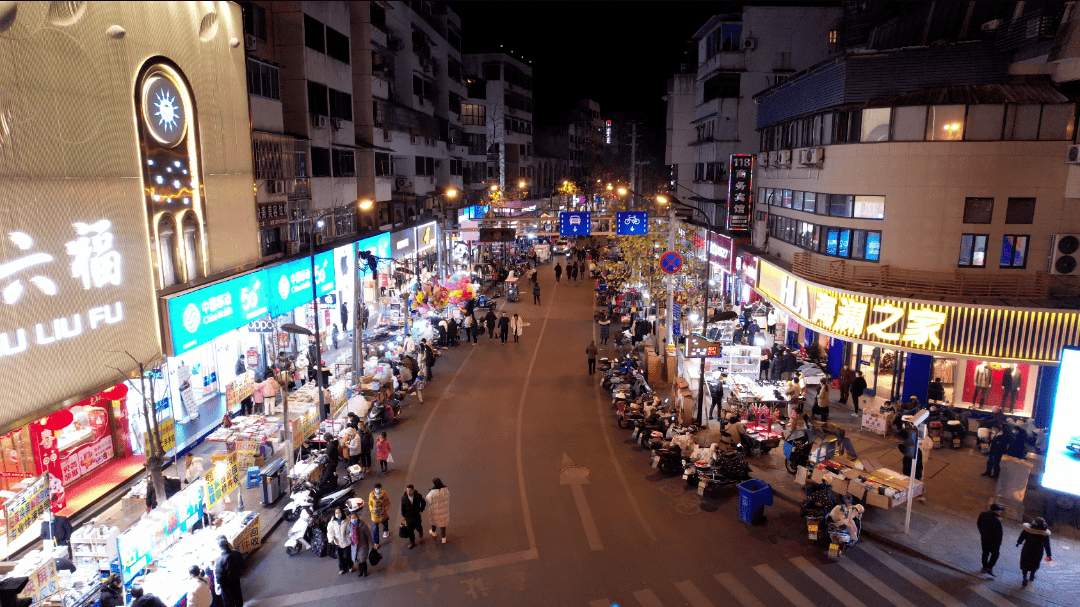 据戴阿姨介绍,她和家人来到丽水后,看到了继光街的繁华,于是戴阿姨便