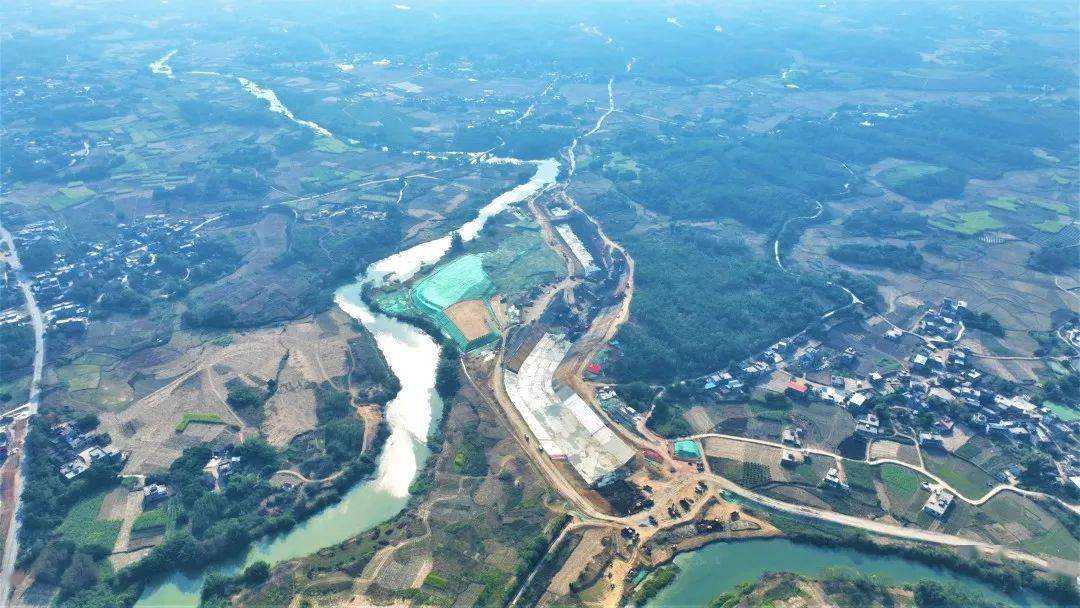 廣西靈山縣舊州鎮張高村的村民周開洋大爺激動地握著一公司平陸運河