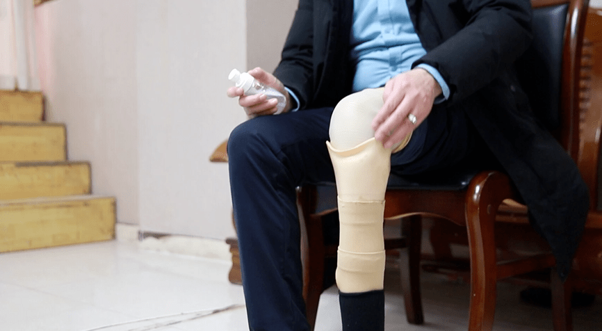 当他失去一条腿以后……_假肢_郝趁义_生活