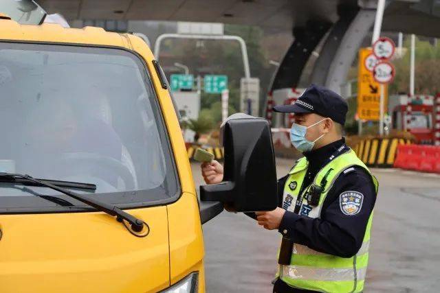 设置春运执法站和事故快速处理点春节期间,杭州高速交警在辖区的龙岗