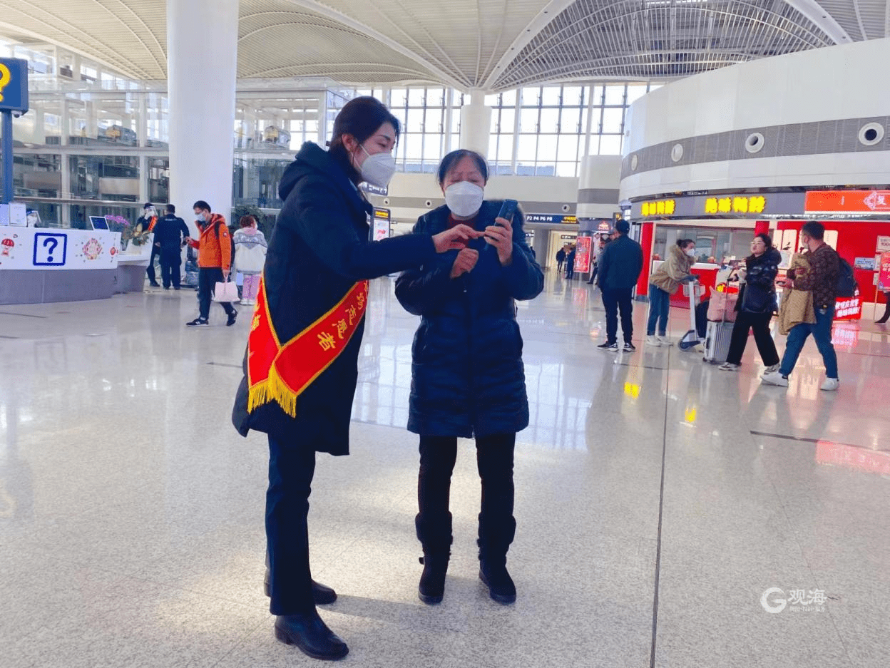 “别焦急，我来帮你！”春节期间，青岛机场活泼着一群爱心意愿者