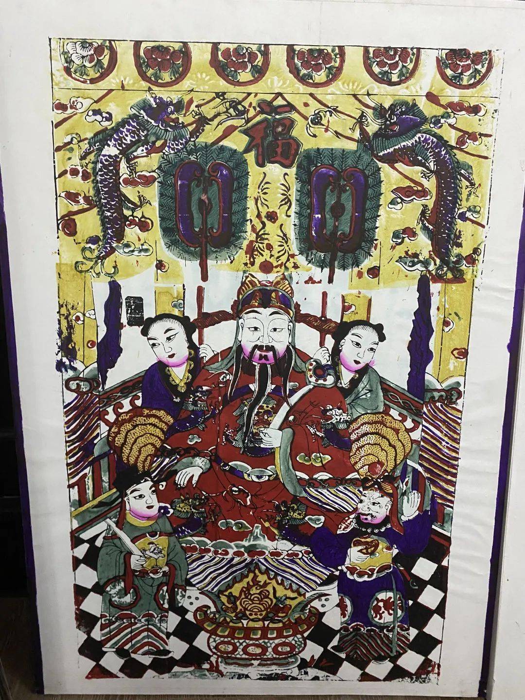 在馆内陈列着部分已经制作好的木版年画,有各种神像,人物,动物等,它们