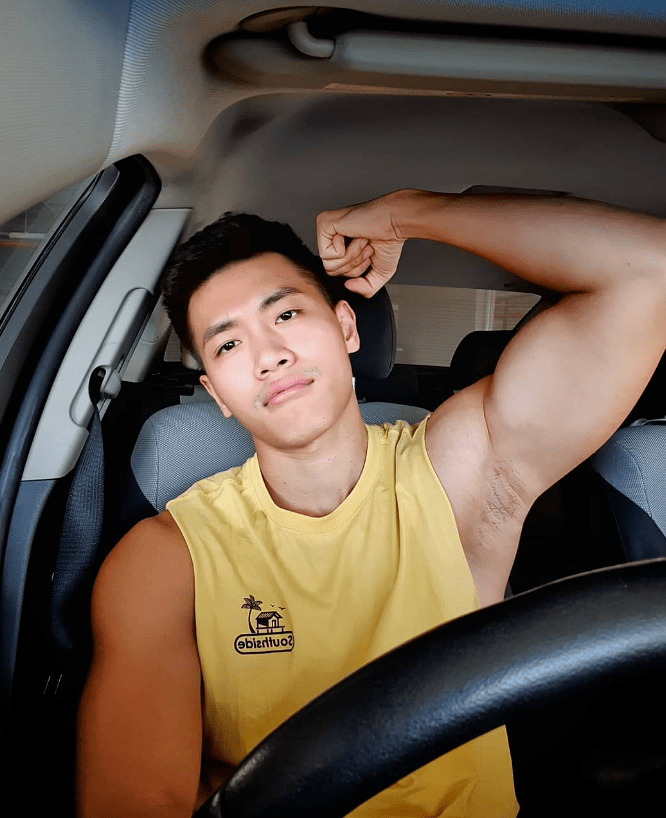 墨镜肌肉帅哥_洽谈_健身_合作